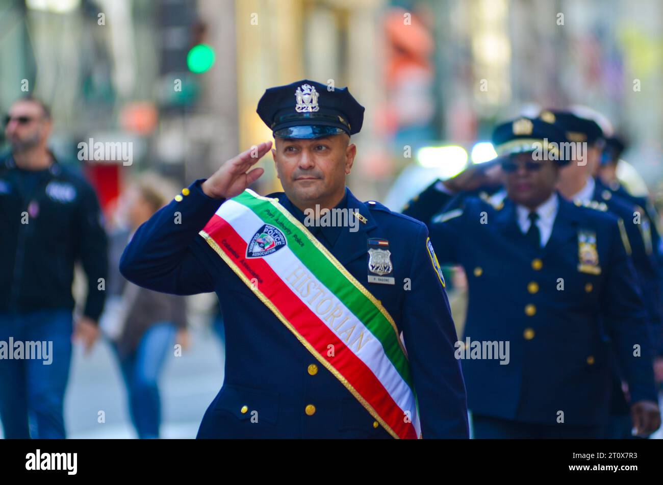 New York City, Stati Uniti. 9 ottobre 2023. L'agente di polizia viene visto durante il 79° Columbus Day lungo la Fifth Avenue a New York City. Credito: Ryan Rahman/Alamy Live News Foto Stock