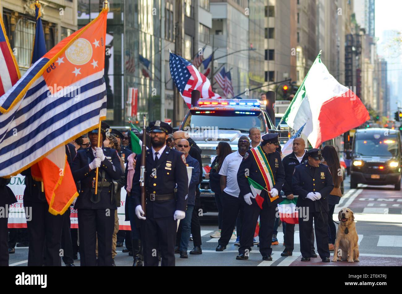 New York City, Stati Uniti. 9 ottobre 2023. Gli agenti di polizia vengono visti durante il 79° Columbus Day lungo la Fifth Avenue a New York City. Credito: Ryan Rahman/Alamy Live News Foto Stock