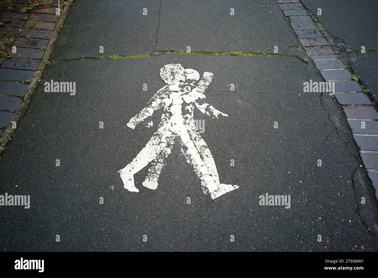 Immagine dipinta doppia di una persona su un sentiero asfaltato Foto Stock