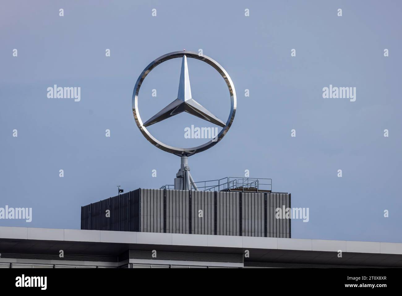 Mercedes star presso la sede centrale del gruppo Mercedes Benz a Untertuerkheim, Stoccarda, Baden-Wuerttemberg, Germania Foto Stock