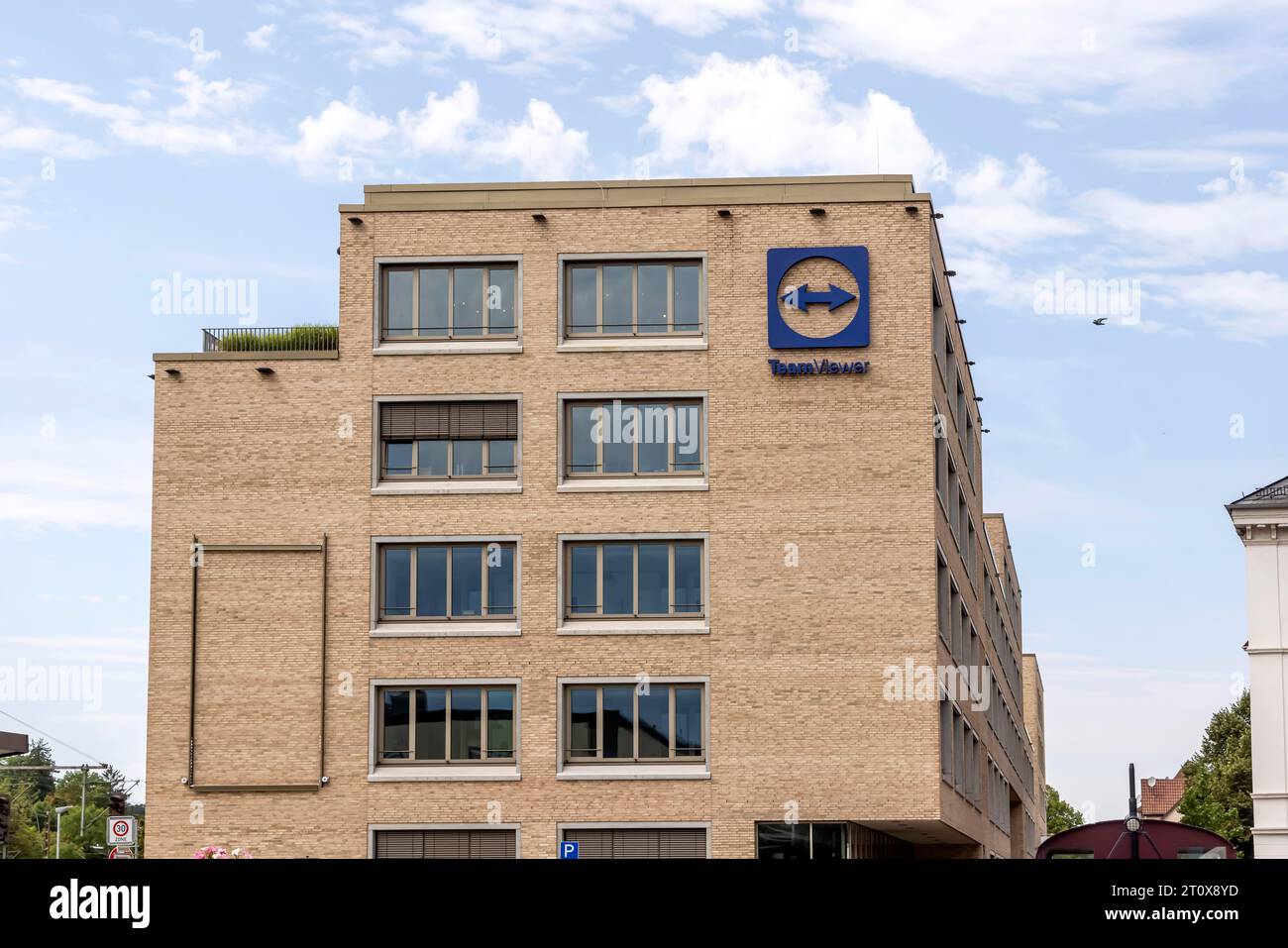 Sede centrale di TeamViewer con logo aziendale, software di manutenzione remota, Bahnhofsplatz Goeppingen, Baden-Wuerttemberg, Germania Foto Stock