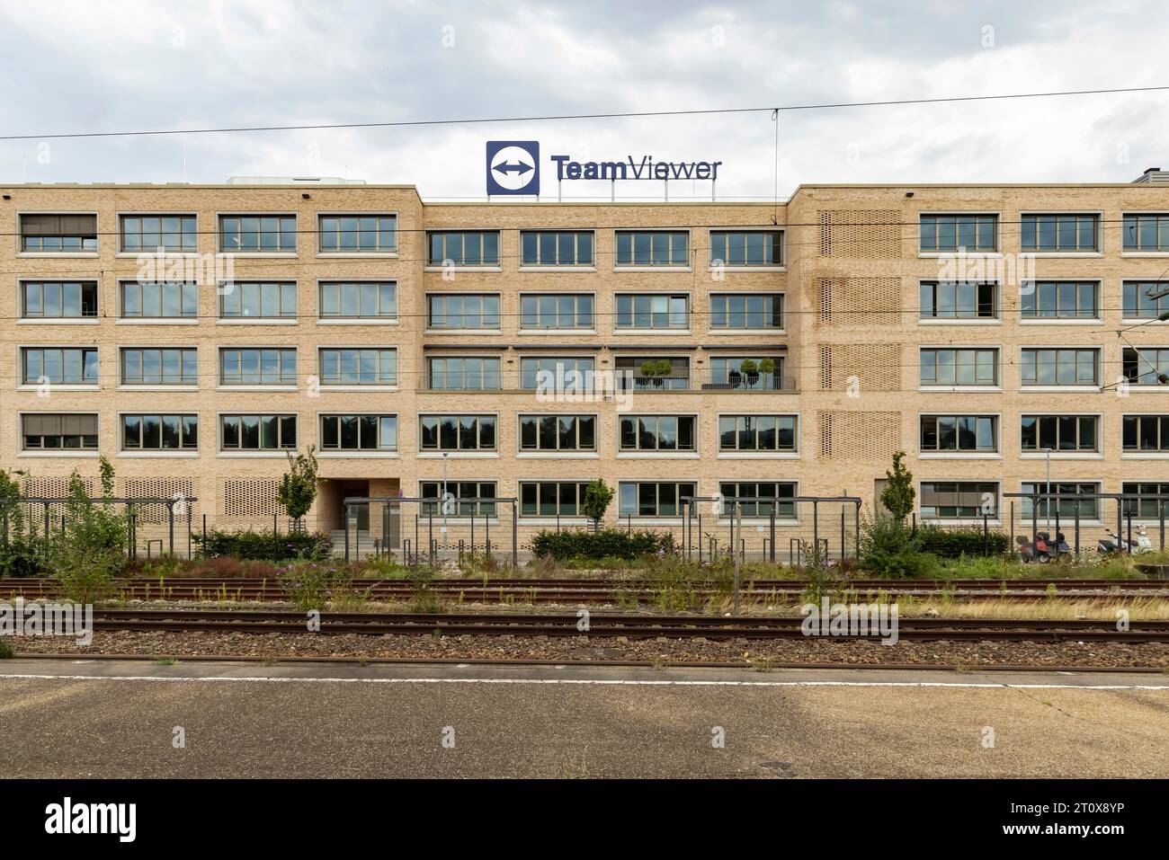 Sede centrale di TeamViewer con logo aziendale, software di manutenzione remota, Bahnhofsplatz Goeppingen, Baden-Wuerttemberg, Germania Foto Stock