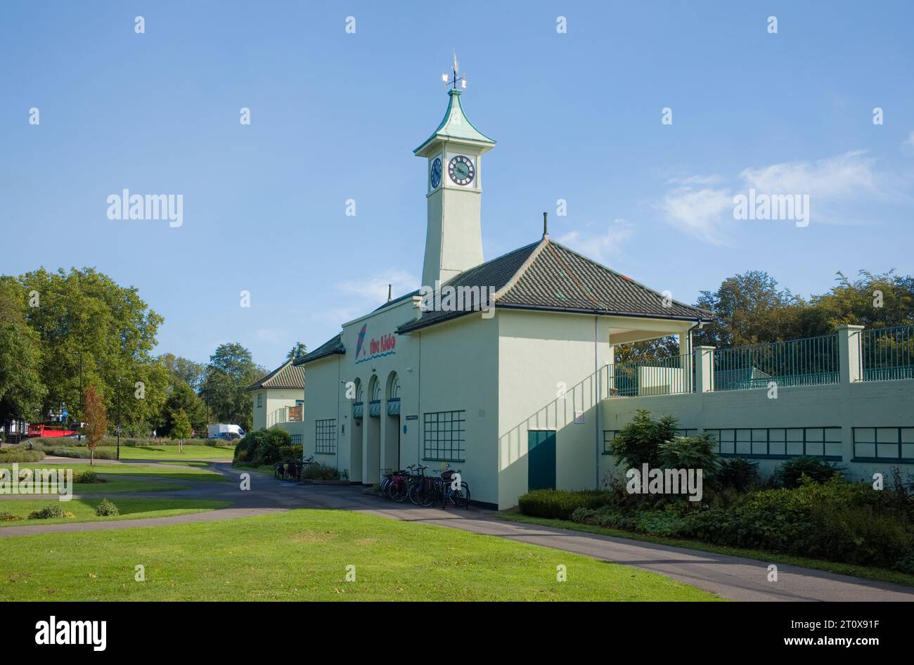 La piscina esterna in stile hacienda del lido a Peterborough Foto Stock