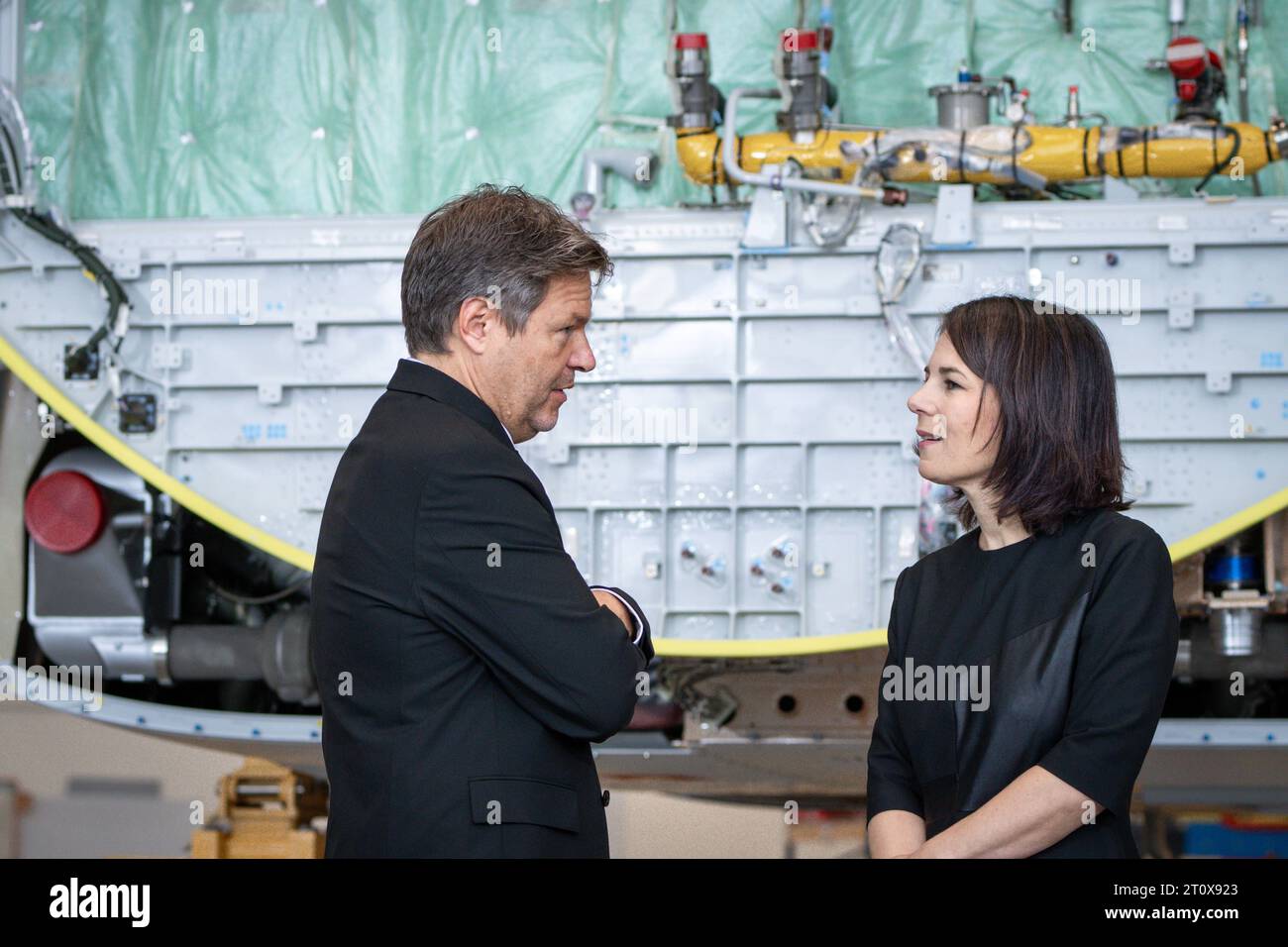 Deutsch-Franzoesische Kabinettsklausur ad Amburgo Robert Habeck Bundeswirtschafts- und Klimaminister Gruene gemeinsam mit Annalena Baerbock Aussenministerin Gruene in der A320-Produktionshalle auf dem Airbus-Werksflughafen ad Amburgo-Finkenwerder, Amburgo, 09.10.2023 Amburgo Germania *** riunione del gabinetto tedesco francese ad Amburgo Robert Habeck Ministro federale dell'economia e del clima Gruene insieme ad Annalena Baerbock Ministro degli Esteri Gruene nella sala di produzione A320 presso l'aeroporto della fabbrica Airbus di Amburgo Finkenwerder, Amburgo, 09 10 2023 Amburgo Germania Foto Stock