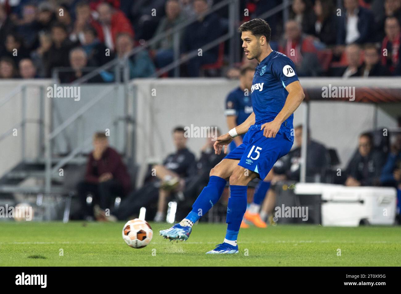 Konstantinos MAVROPANOS West Ham United passa al suo compagno di squadra Foto Stock