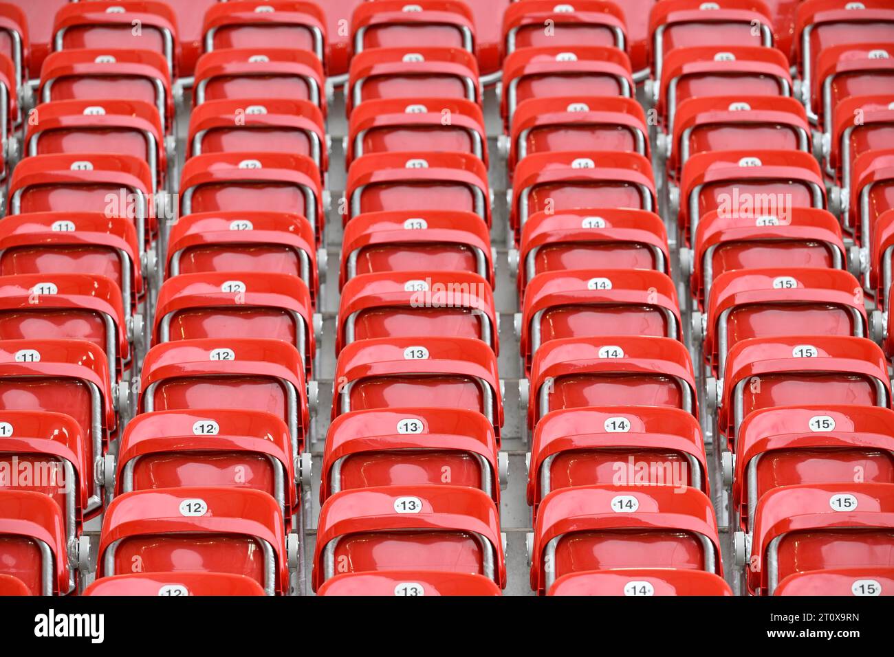 Posti a sedere vuoti rossi, tribuna, MHPArena, MHP Arena Stuttgart, Baden-Wuerttemberg, Germania Foto Stock