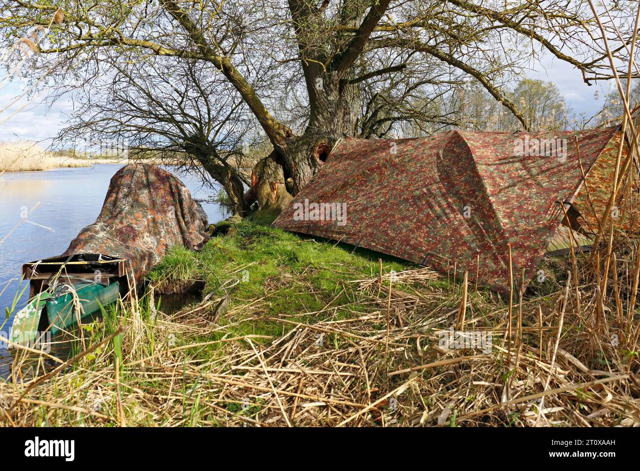 Campeggio di un fotografo naturalistico sul fiume Trebel, persone in mezzo alla natura, parco naturale Peene Valley River Landscape, Meclemburgo-Western Foto Stock