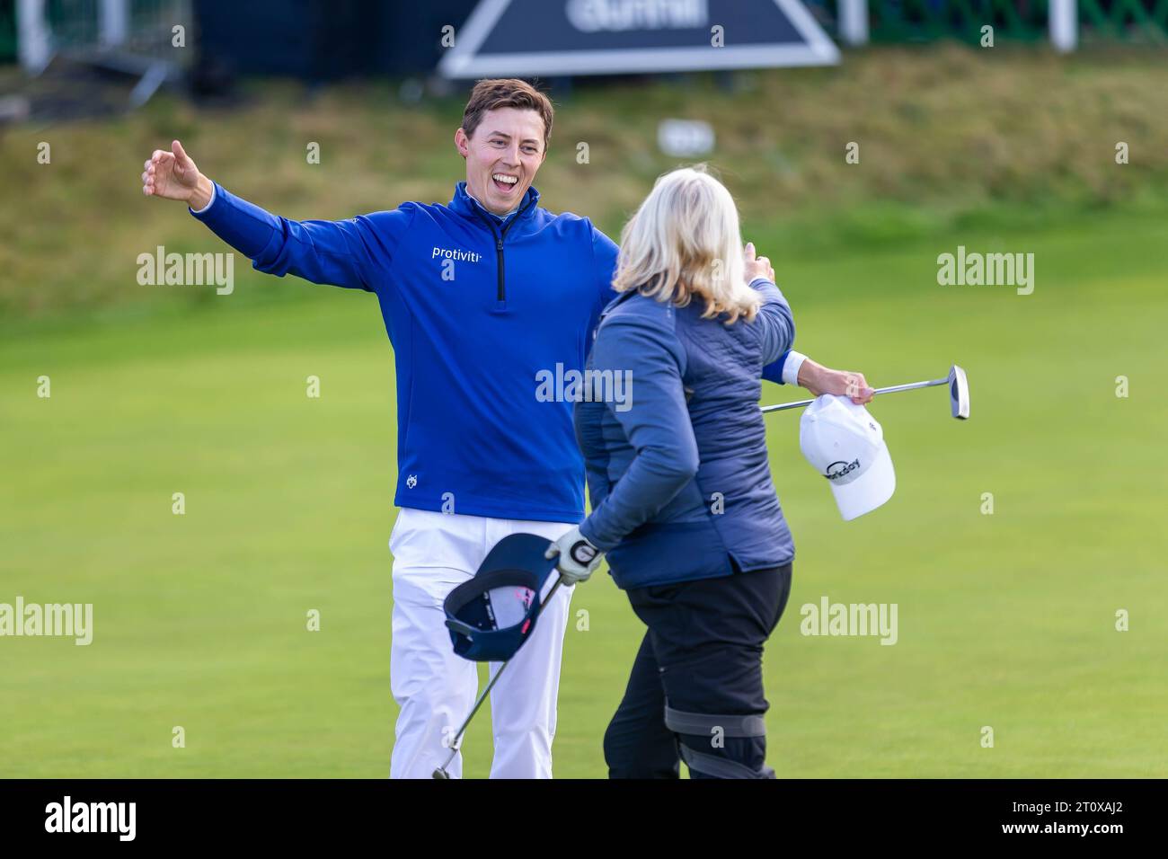 St Andrews, Scozia. 9 ottobre 2023. Matt e la sua mamma Susan Fitzpatrick dopo aver completato il loro terzo e ultimo round sull'Old Course dell'Alfred Dunhill Links Championship 2023. Crediti: Tim Gray/Alamy Live News Foto Stock