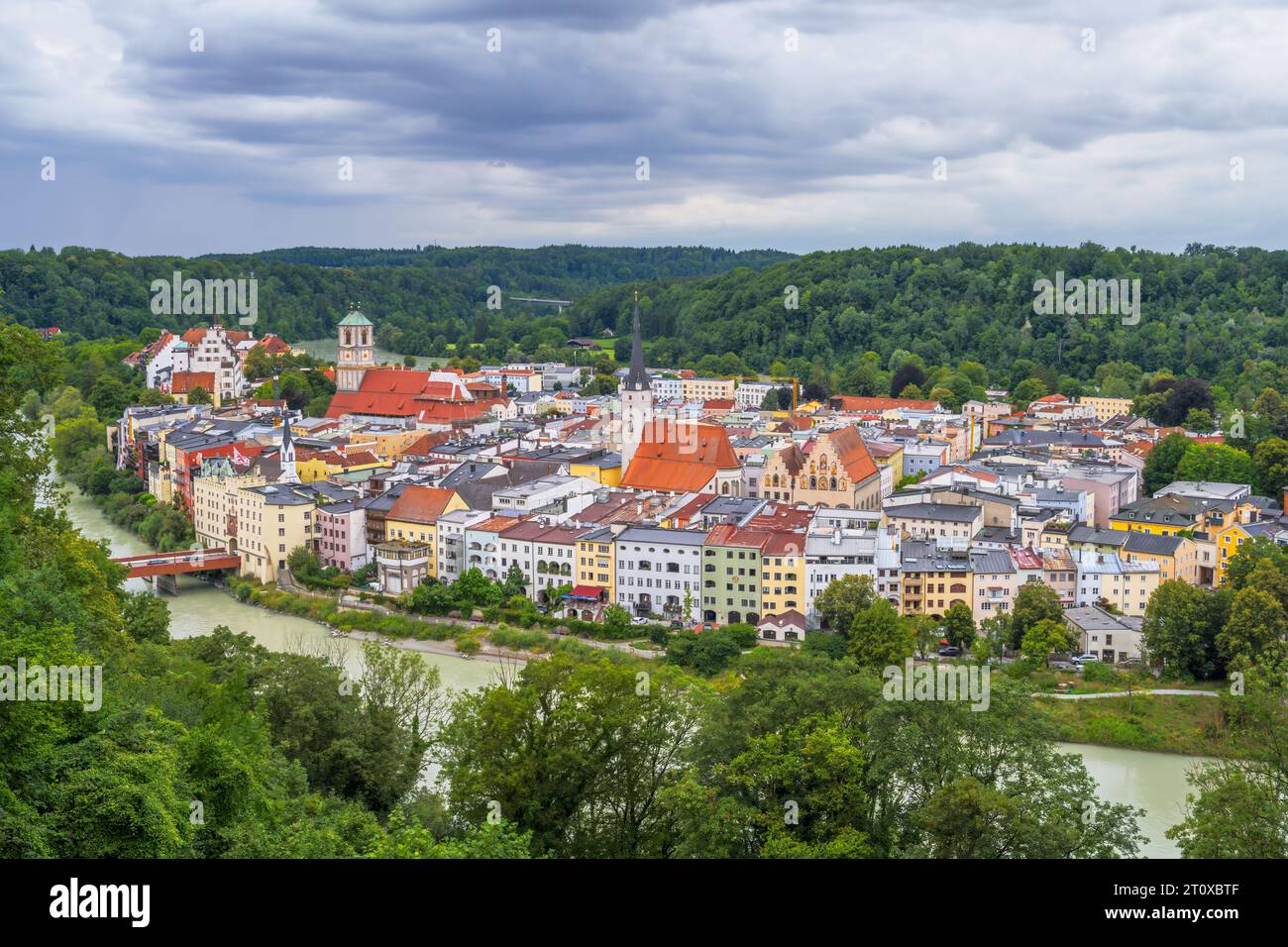 Vista sulla storica città vecchia di Wasserburg e sul fiume Inn Foto Stock