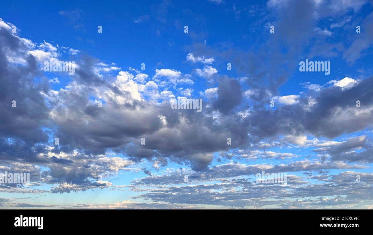 Perfetta copertura nuvola cumulus nel deserto vicino a Taos, New Mexico Foto Stock