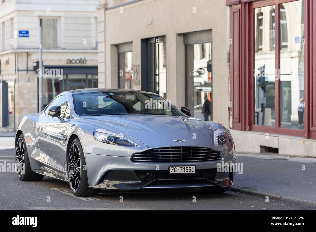 Grey Aston Martin Vanquish parcheggiato in una strada Foto Stock