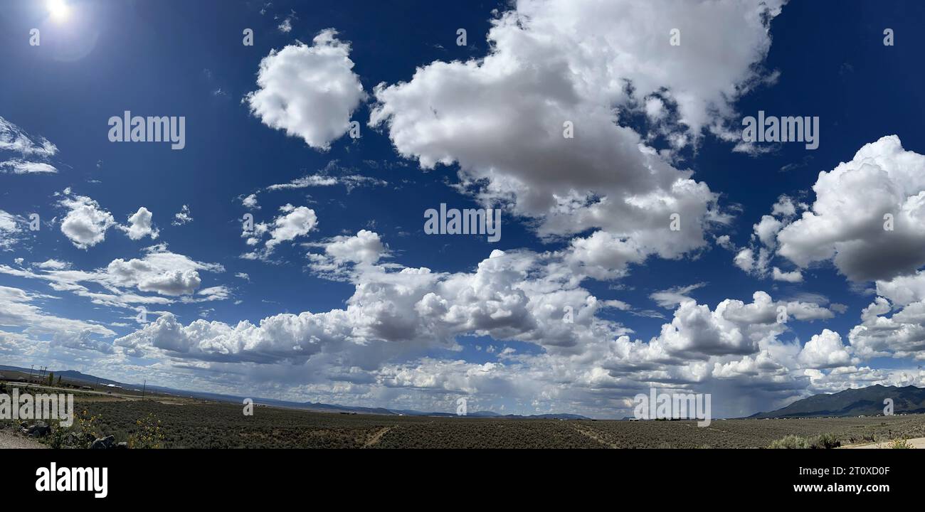 Perfetta copertura nuvola cumulus nel deserto vicino a Taos, New Mexico Foto Stock
