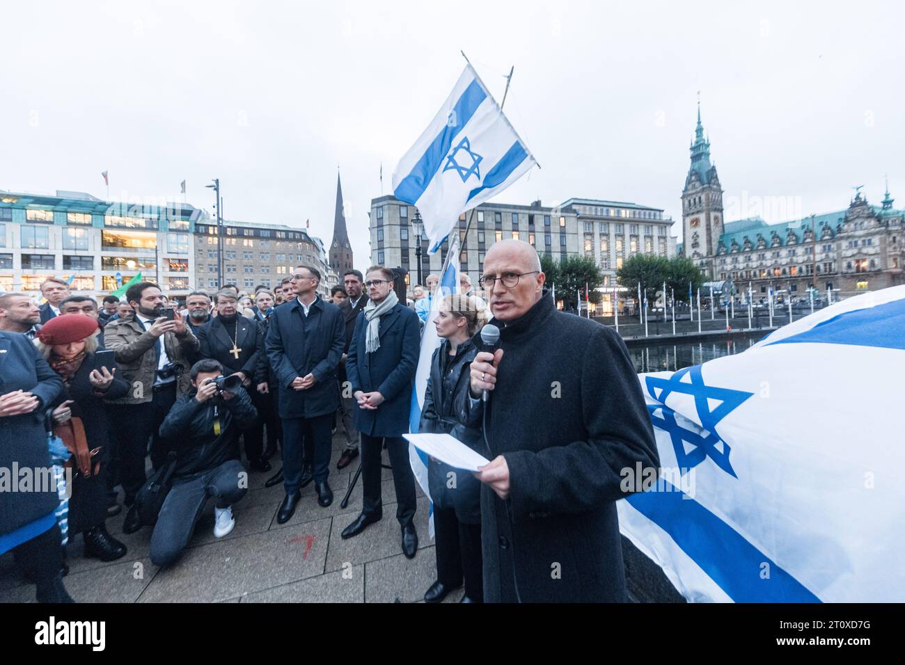 Amburgo, Germania. 9 ottobre 2023. Il sindaco di Amburgo Peter Tschentscher (SPD) parla fianco a fianco in una manifestazione di solidarietà per Israele. Credito: Markus Scholz/dpa/Alamy Live News Foto Stock