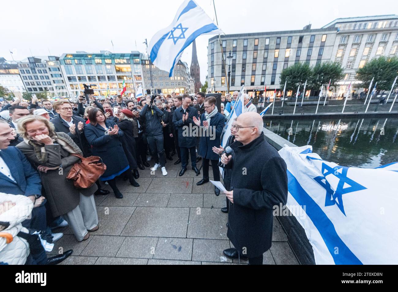 Amburgo, Germania. 9 ottobre 2023. Il sindaco di Amburgo Peter Tschentscher (SPD) parla fianco a fianco in una manifestazione di solidarietà per Israele. Credito: Markus Scholz/dpa/Alamy Live News Foto Stock