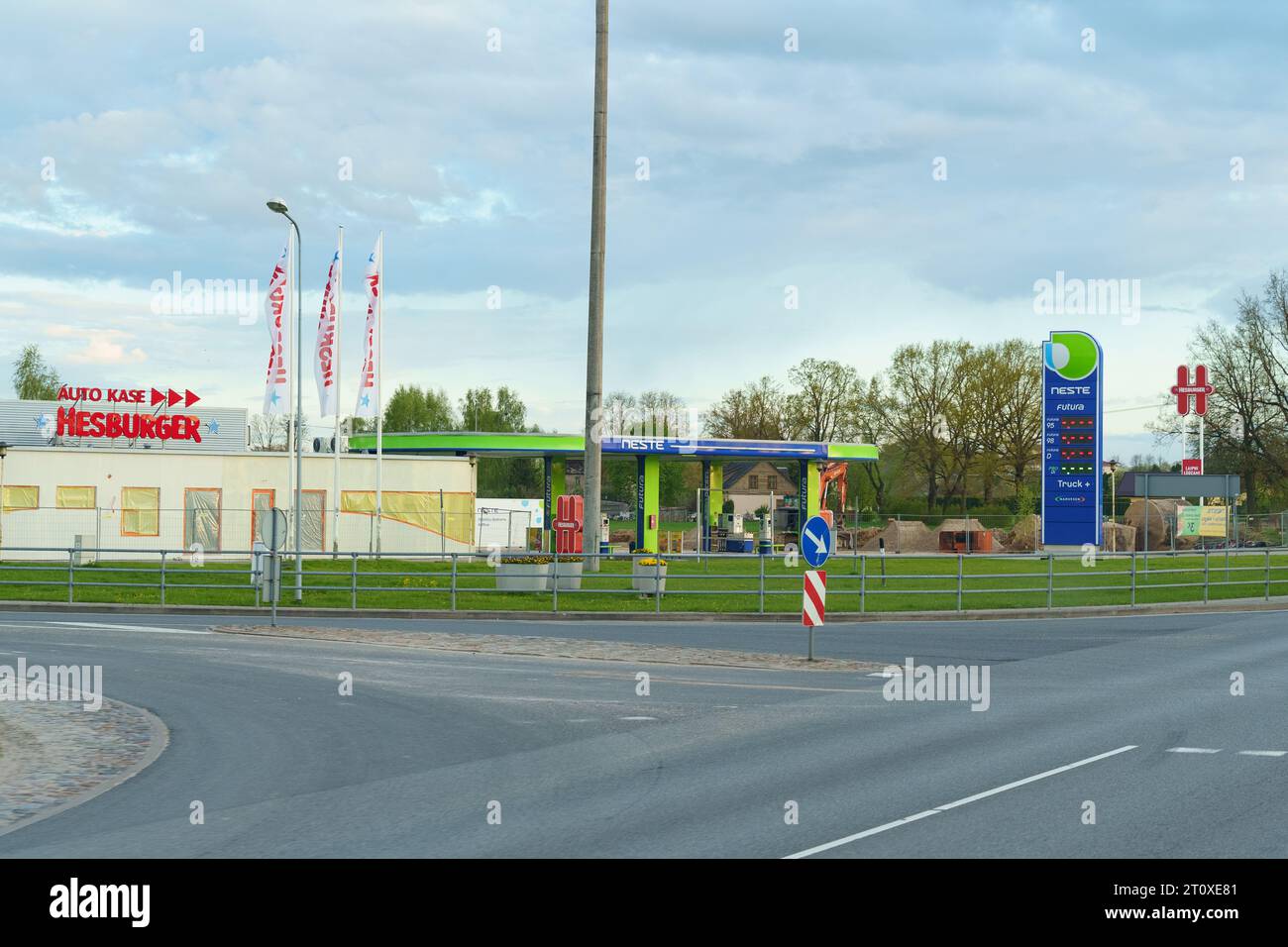 Vilnius, Lituania - 3 maggio 2023: Distributore di benzina Neste vicino all'autostrada. Foto Stock