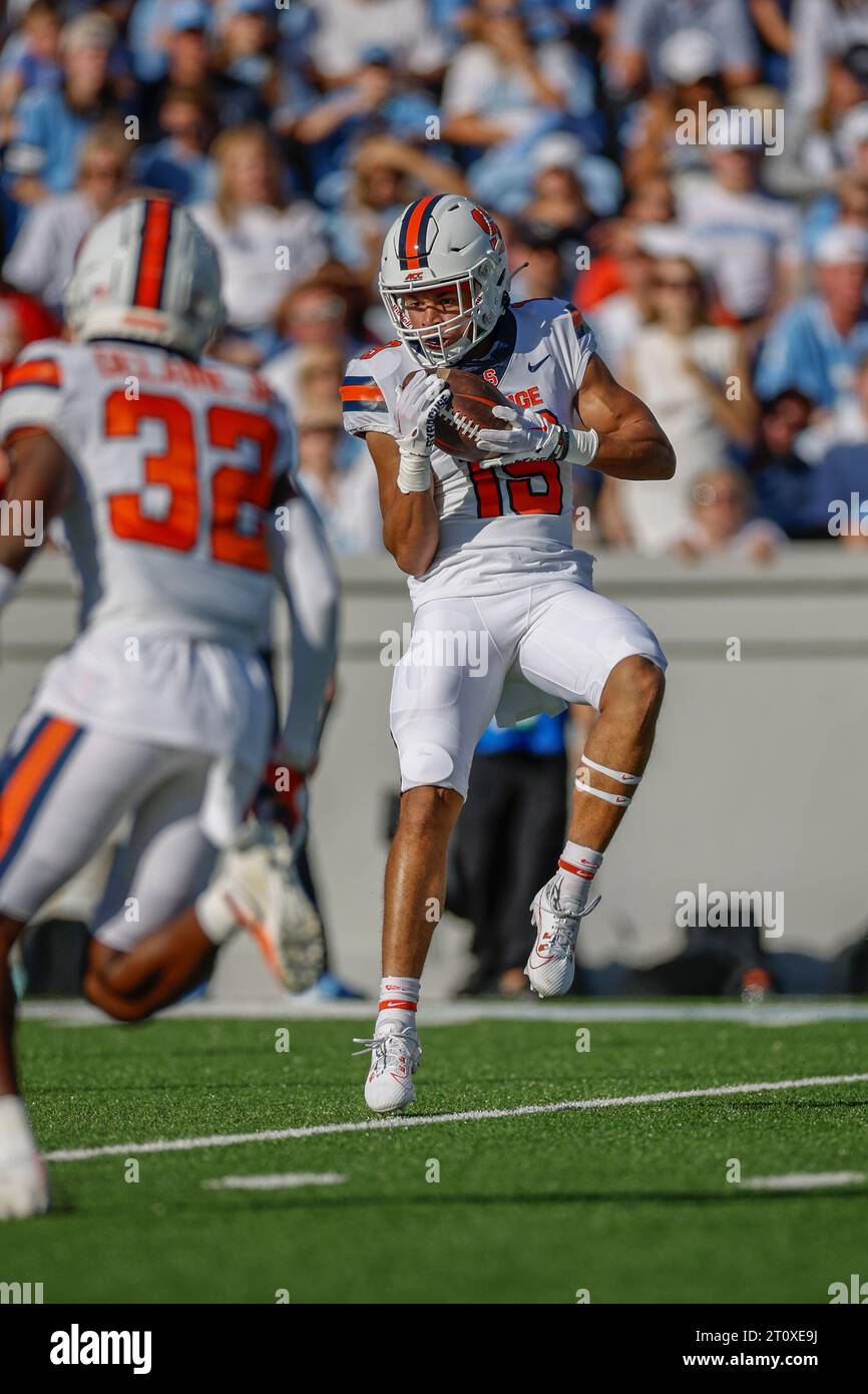 Chapel Hill, North Carolina USA: Il tight end Syracuse Orange Oronde Gadsden II (19) riceve una partita NCAA contro i North Carolina Tar Heels a KE Foto Stock