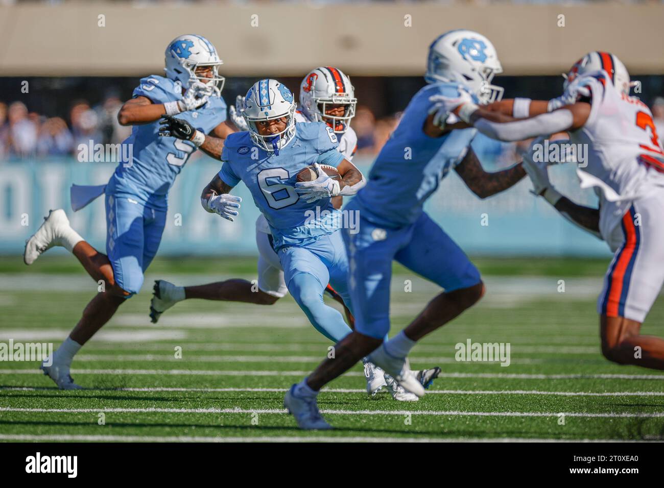 Chapel Hill, NC USA: North Carolina Tar Heels il wide receiver Nate McCollum (6) corre con la palla durante una partita NCAA contro i Syracuse Orange a KE Foto Stock