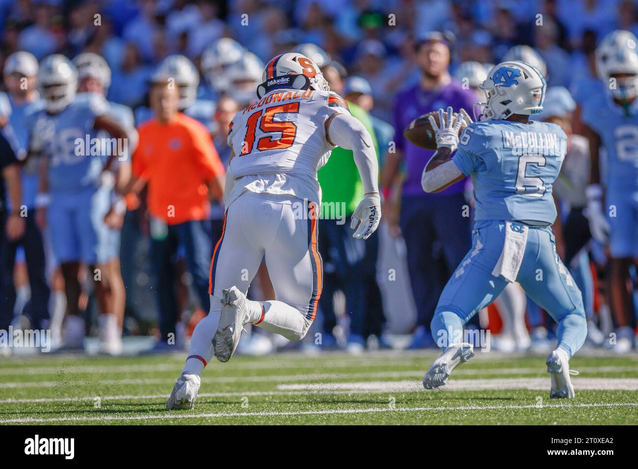 Chapel Hill, NC USA: North Carolina Tar Heels il wide receiver Nate McCollum (6) riceve un ricevimento, mentre il linebacker Syracuse Orange Derek McDonald (15) l Foto Stock