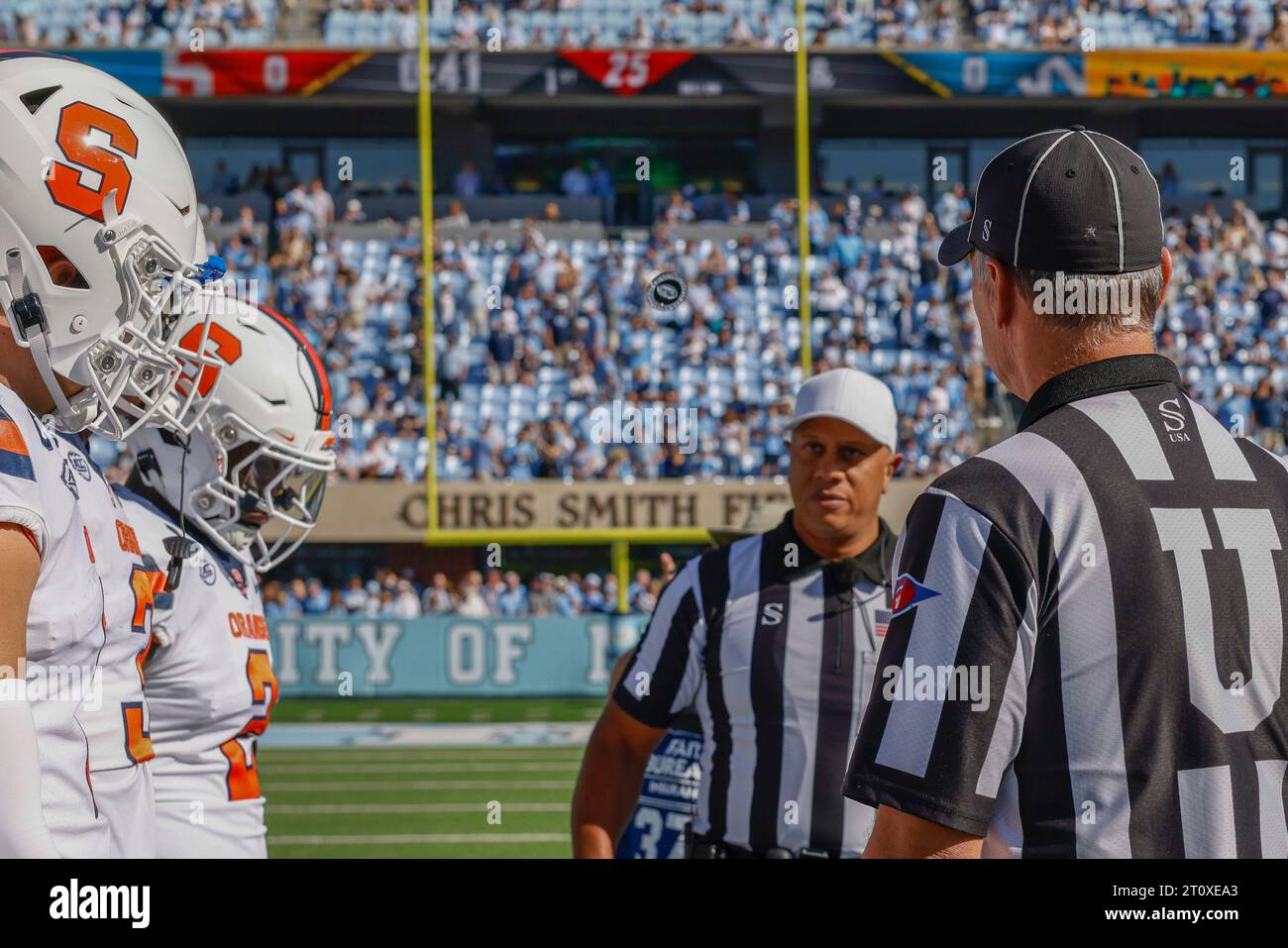Chapel Hill, NC USA: Capitani di Syracuse Orange con i funzionari di gioco al lancio della moneta durante una partita NCAA contro i North Carolina Tar Heels a Ken Foto Stock