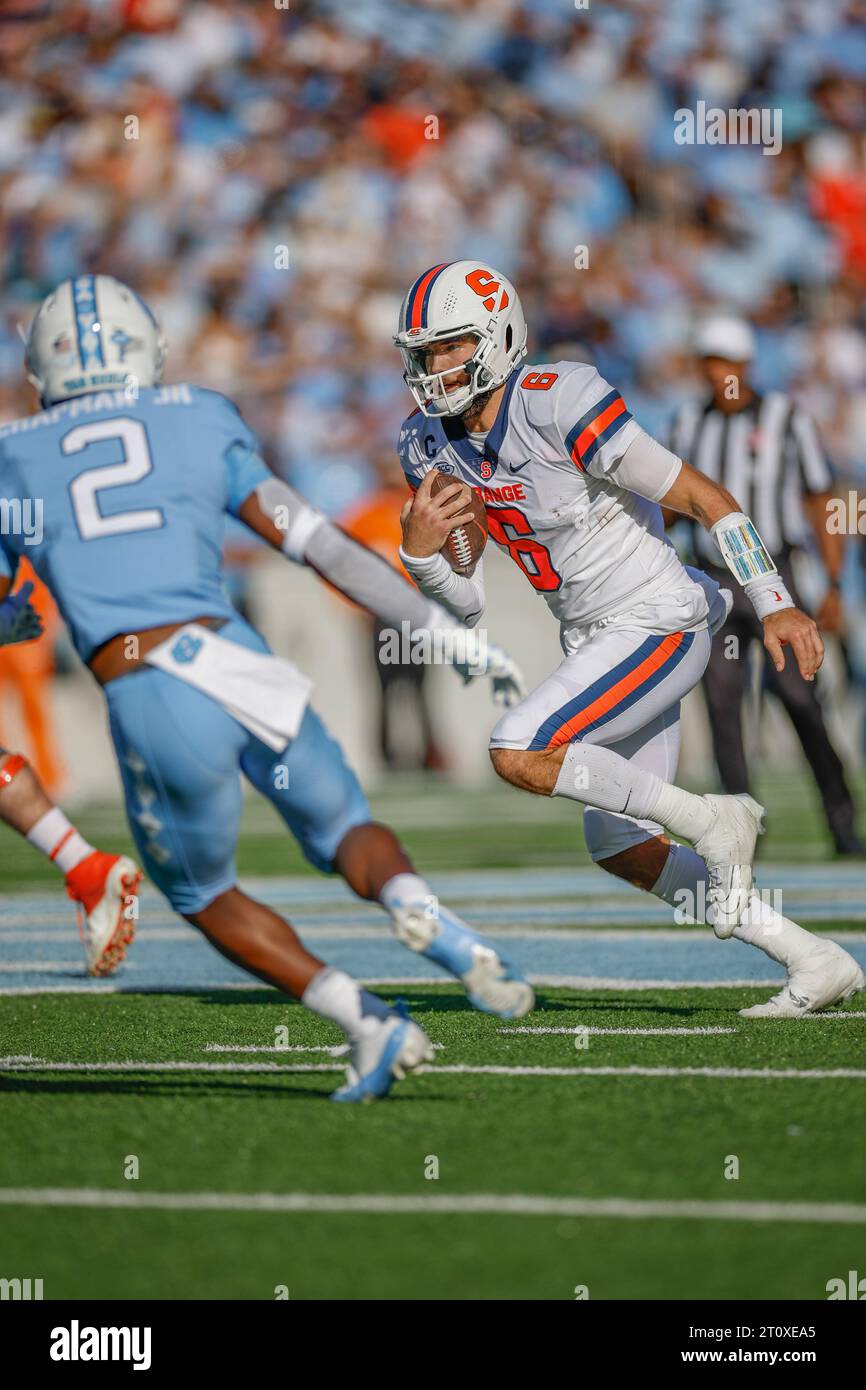 Chapel Hill, NC USA: Il quarterback di Syracuse Orange Garrett Shrader (6) corre con la palla durante una partita NCAA contro i North Carolina Tar Heels a KE Foto Stock