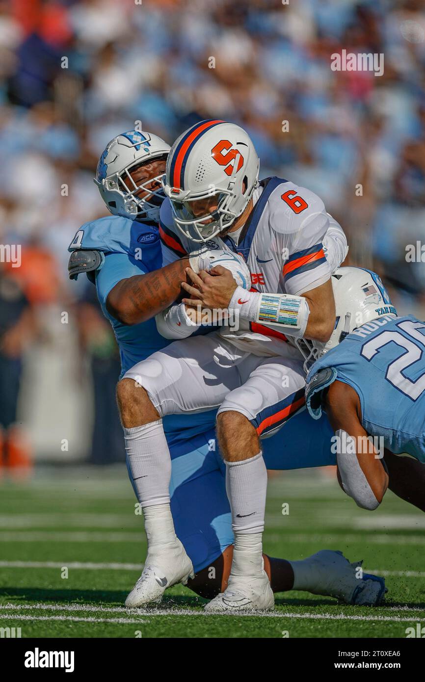 Chapel Hill, NC USA: Il quarterback di Syracuse Orange Garrett Shrader (6) viene licenziato dal defensive back dei North Carolina Tar Heels Tayon Holloway (20) e defe Foto Stock