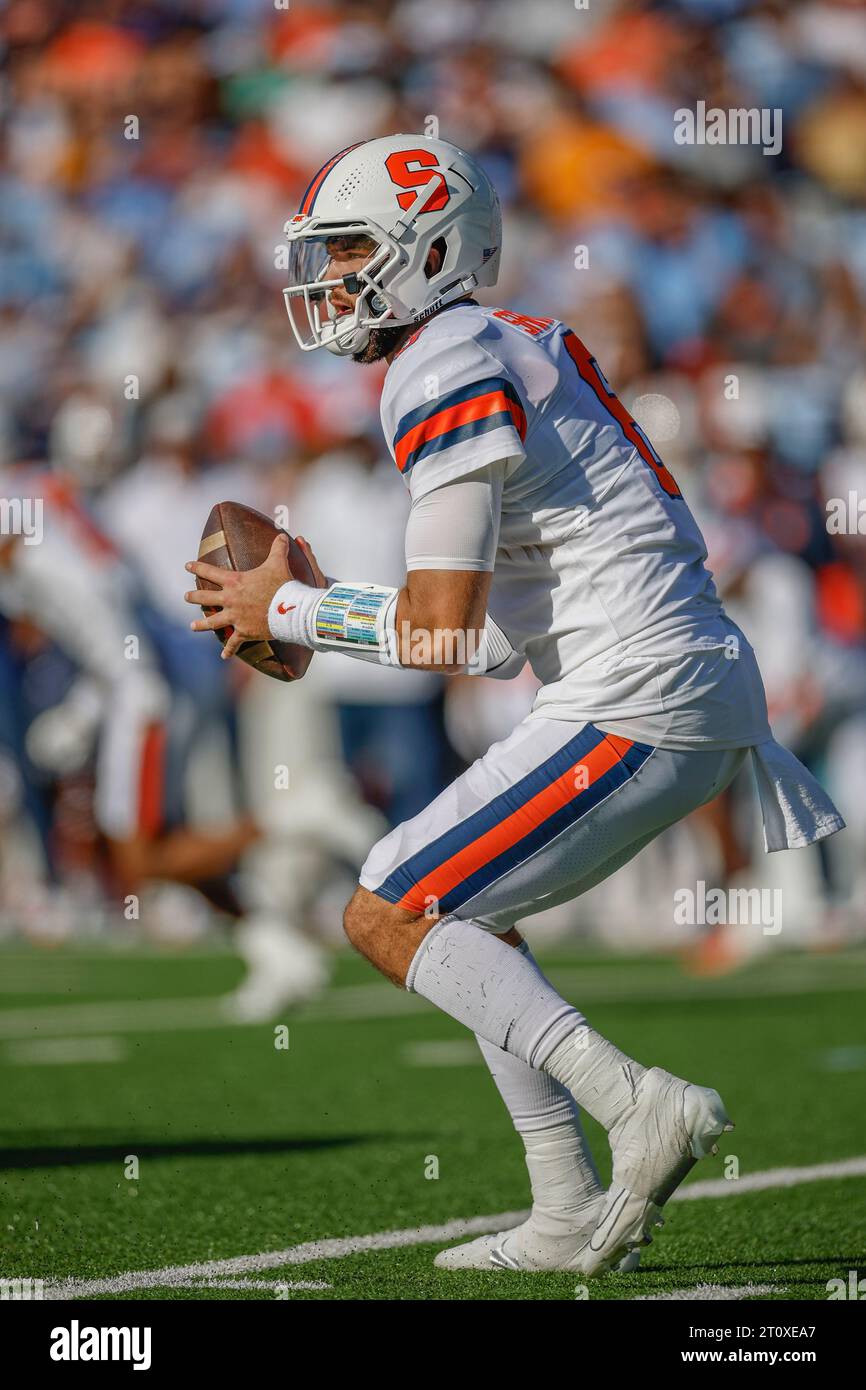 Chapel Hill, NC USA: Il quarterback di Syracuse Orange Garrett Shrader (6) torna indietro alla ricerca di un ricevitore aperto durante una partita NCAA contro i North Car Foto Stock