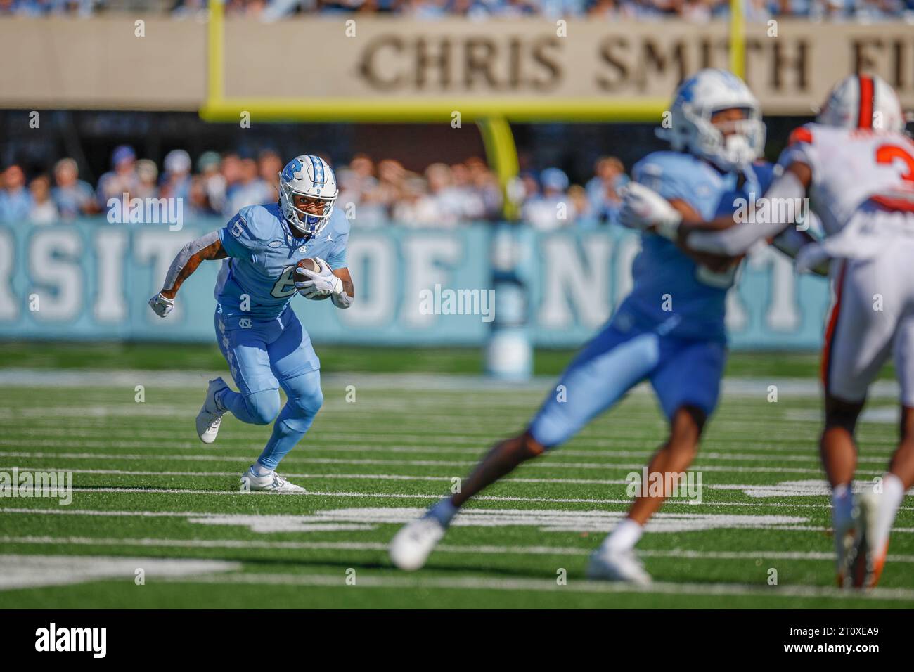 Chapel Hill, NC USA: North Carolina Tar Heels il wide receiver Nate McCollum (6) corre con la palla durante una partita NCAA contro i Syracuse Orange a KE Foto Stock