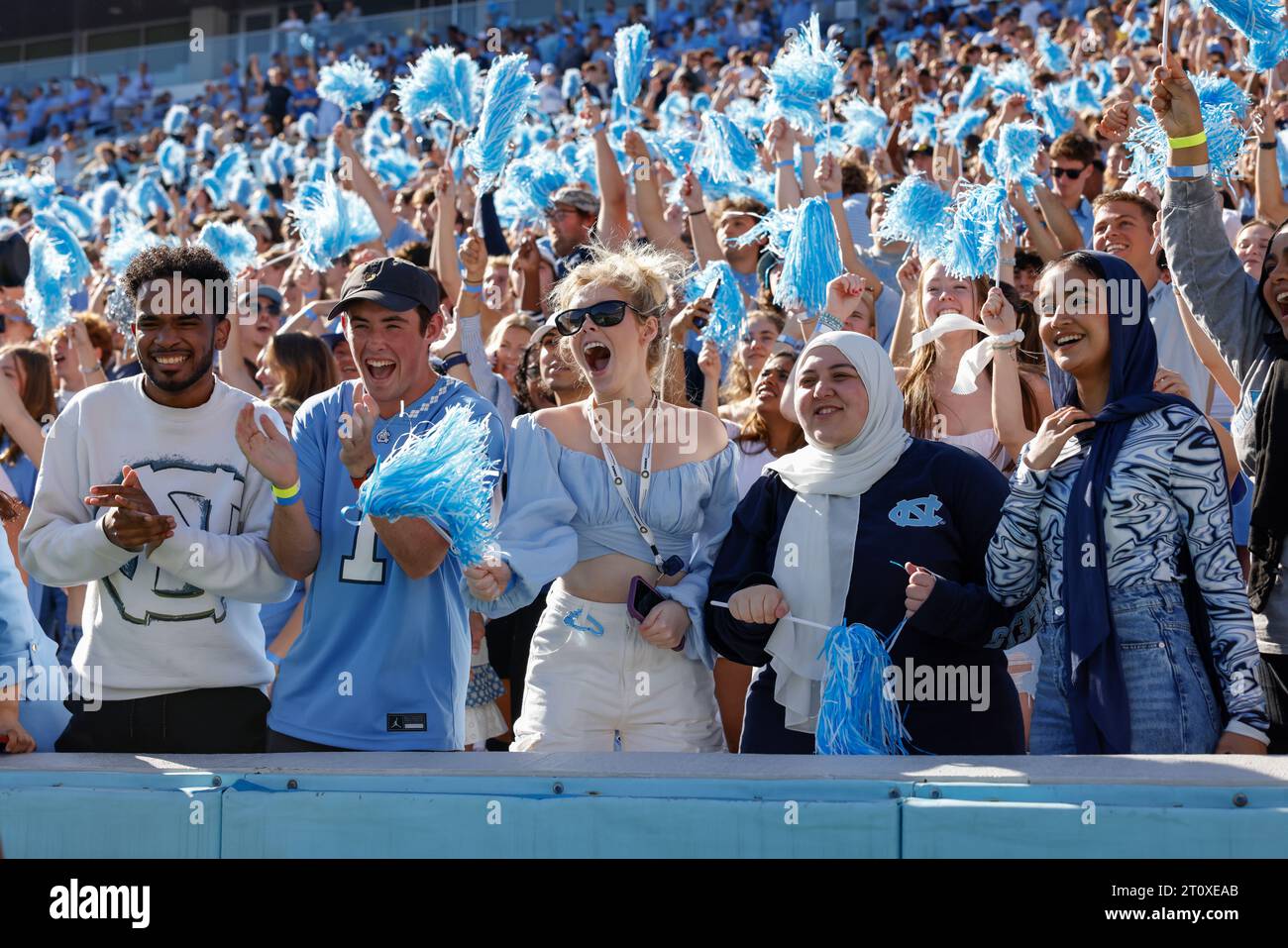 Chapel Hill, NC USA: I tifosi dei North Carolina Tar Heels fanno il tifo per la loro squadra durante una partita NCAA contro i Syracuse Orange al Kenan Memorial Stadium di Satu Foto Stock