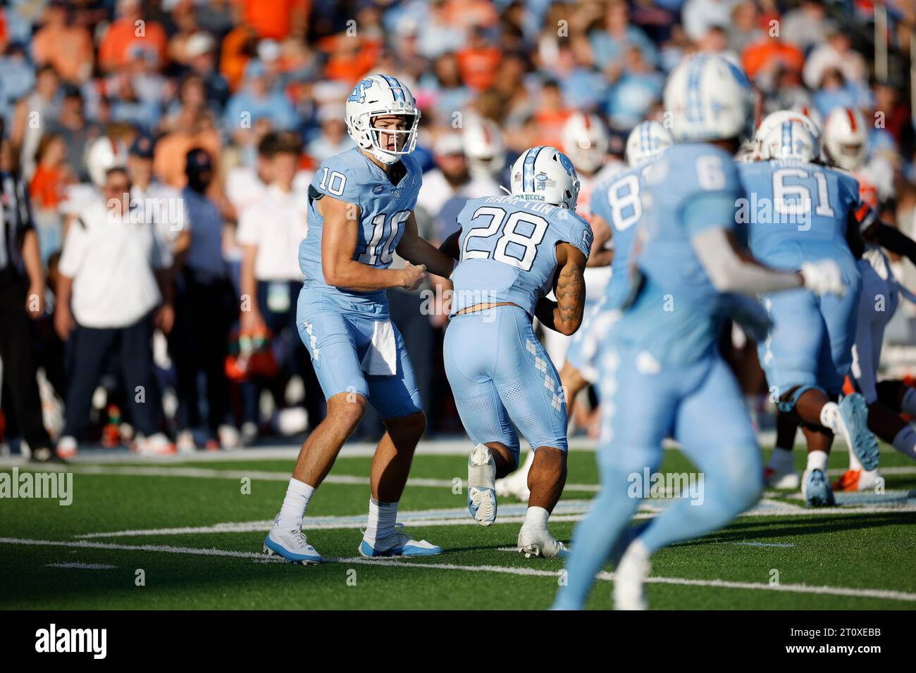 Chapel Hill, NC USA: Il quarterback dei North Carolina Tar Heels Drake Maye (10) passa la palla al running back Omarion Hampton (28) durante una partita NCAA Foto Stock