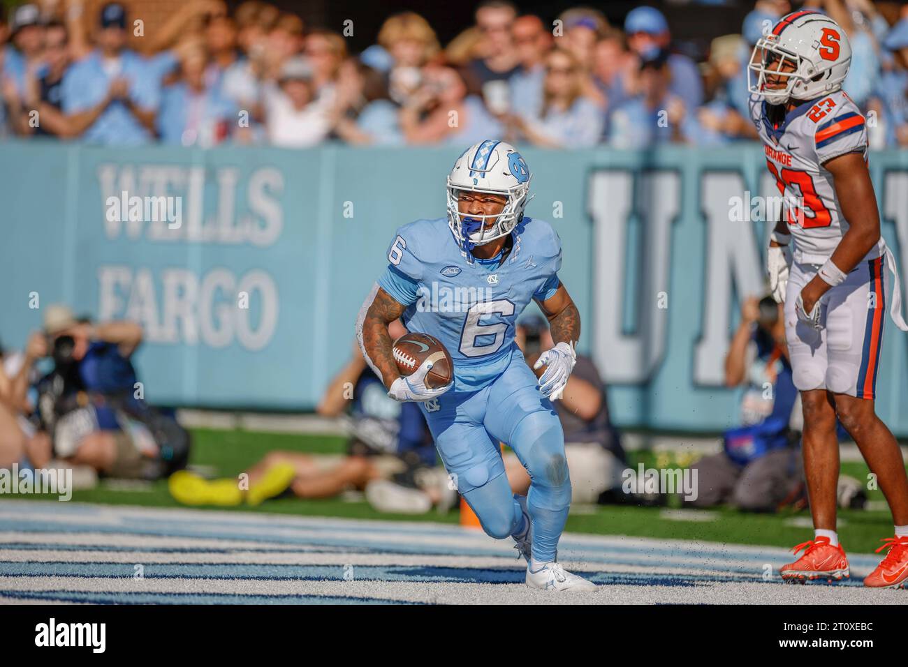 Chapel Hill, NC USA: Il quarterback dei North Carolina Tar Heels Drake Maye (10) corre con la palla durante una partita NCAA contro i Syracuse Orange a Kenan Foto Stock