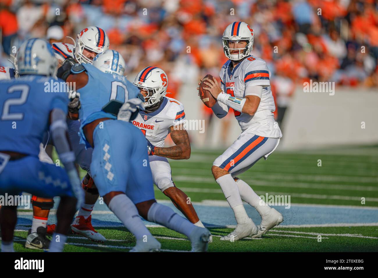 Chapel Hill, NC USA: Il quarterback di Syracuse Orange Garrett Shrader (6) torna indietro alla ricerca di un ricevitore aperto durante una partita NCAA contro i North Car Foto Stock
