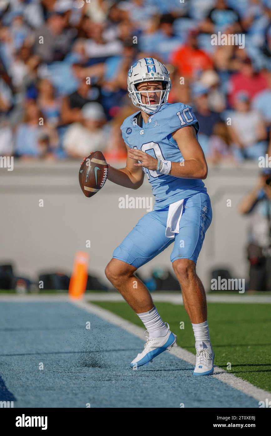 Chapel Hill, NC USA: Il quarterback dei North Carolina Tar Heels Drake Maye (10) torna a passare durante una partita NCAA contro i Syracuse Orange a Kenan Foto Stock