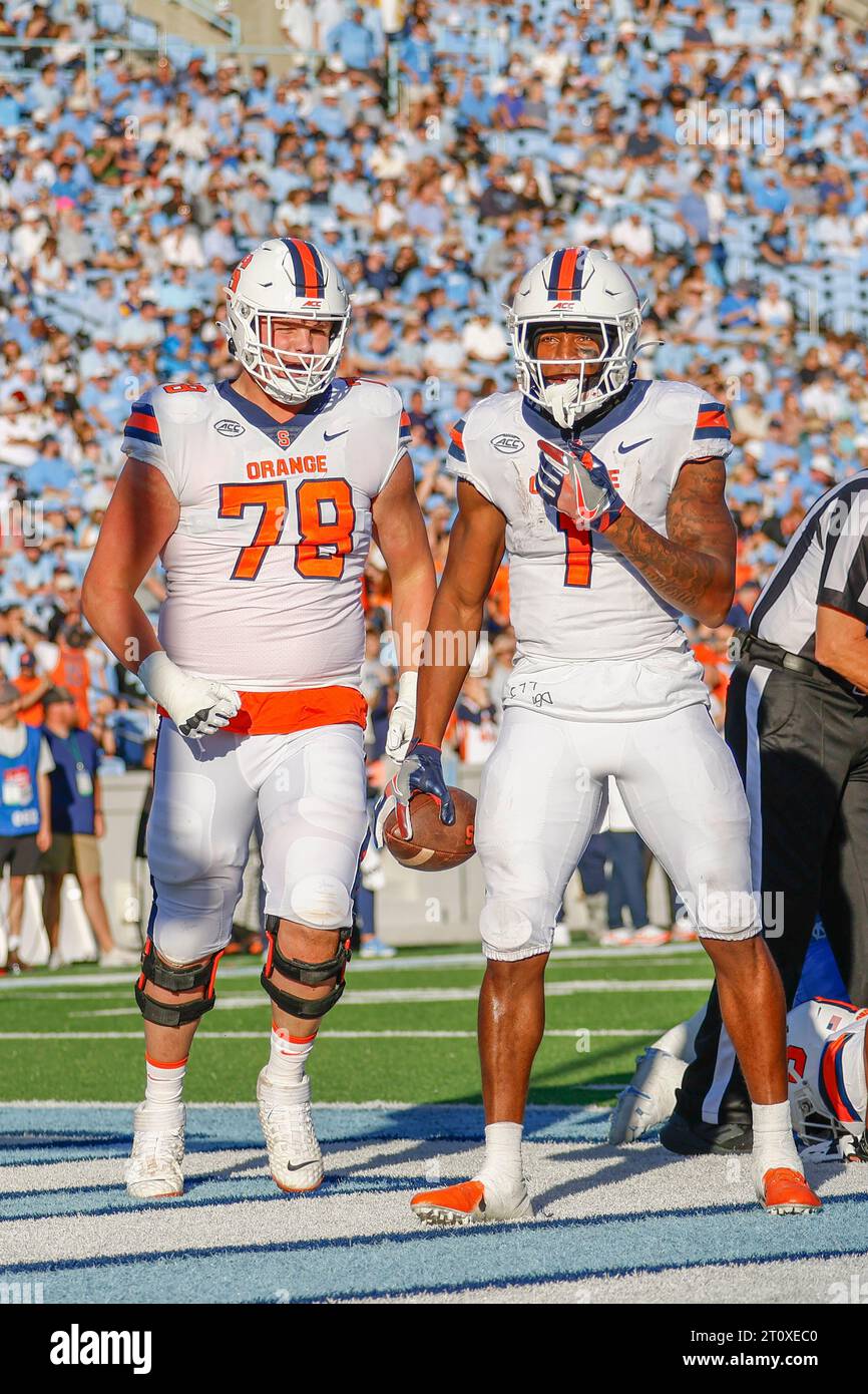 Chapel Hill, NC USA: Il running back Syracuse Orange LeQuint Allen (1) festeggia con l'offensive lineman Joe Cruz (78) di Syracuse Orange nella end zone af Foto Stock