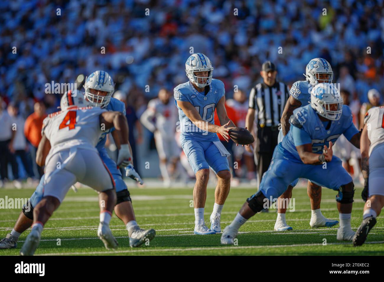 Chapel Hill, NC USA: Il quarterback dei North Carolina Tar Heels Drake Maye (10) ottiene lo snap durante una partita NCAA contro i Syracuse Orange a Kenan Memor Foto Stock