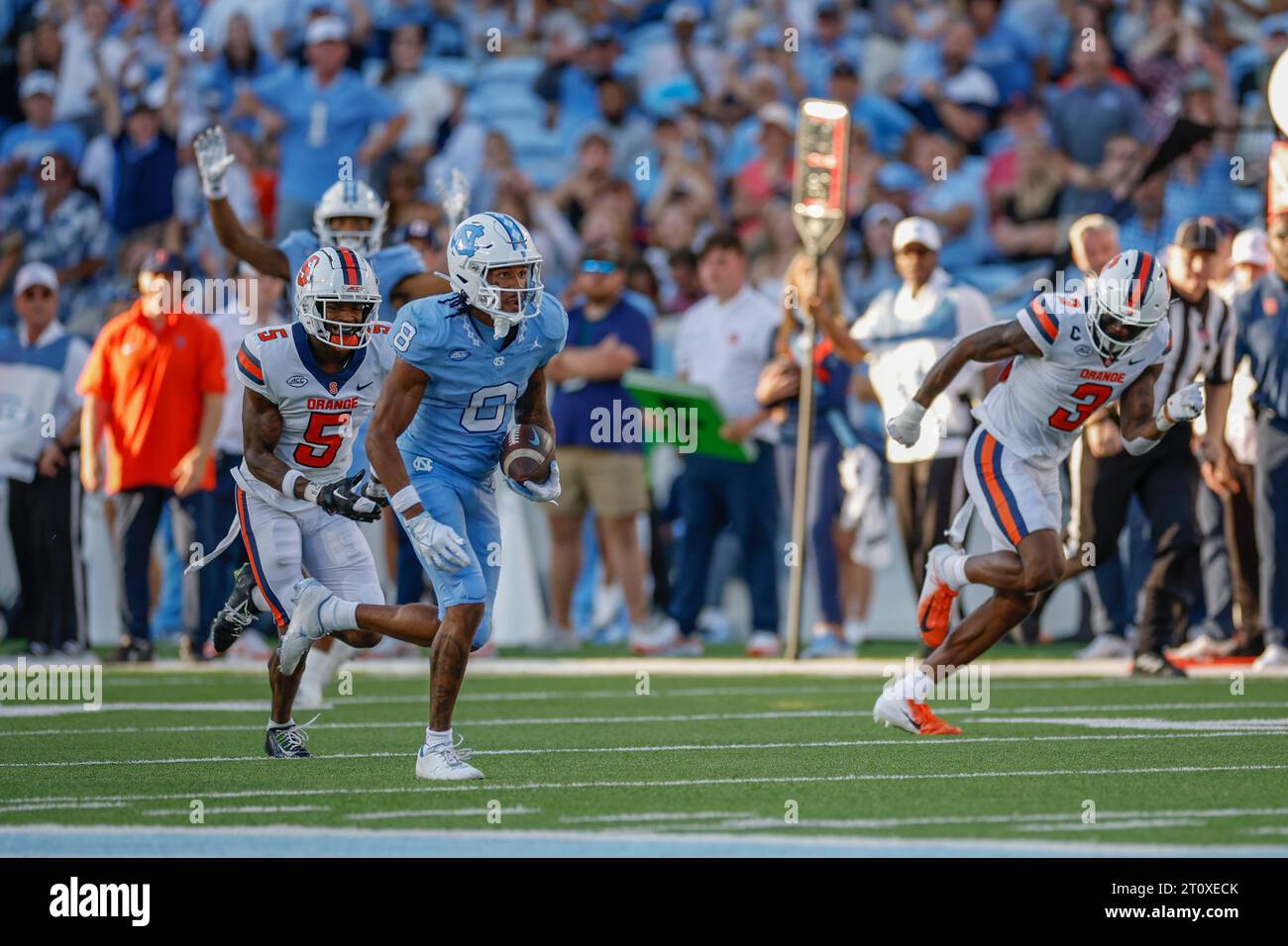 Chapel Hill, NC USA: North Carolina Tar Heels il wide receiver Kobe Paysour (8) corre con la palla dopo aver fatto un ricevimento coperto da Syracuse ora Foto Stock