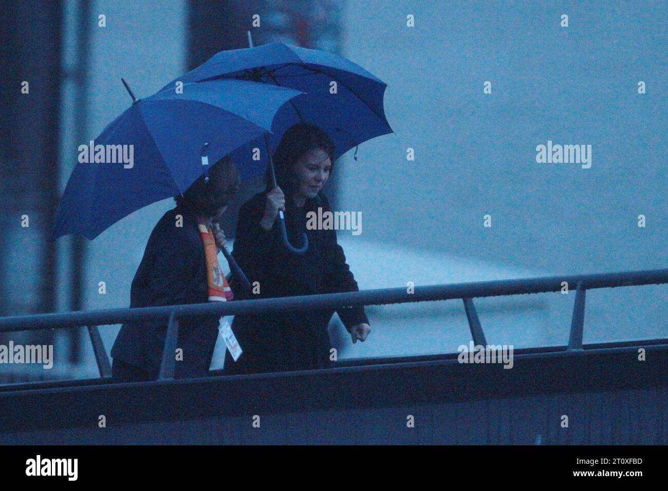 Amburgo, Deutschland, 09.10.2023: Deutsch-französische Kabinettsklausur: Außenministerin Annalena Baerbock verlässt die Fähre im Hamburger Hafen, auf der sich Minister aus Deutschland und Frankreich getroffen haben *** Amburgo, Germania, 09 10 2023 ritiro del governo francese tedesco il ministro degli Esteri Annalena Baerbock lascia il traghetto nel porto di Amburgo dove i ministri di Germania e Francia si sono incontrati Copyright: xdtsxNachrichtenagenturx dts 23740 credito: Imago/Alamy Live News Foto Stock