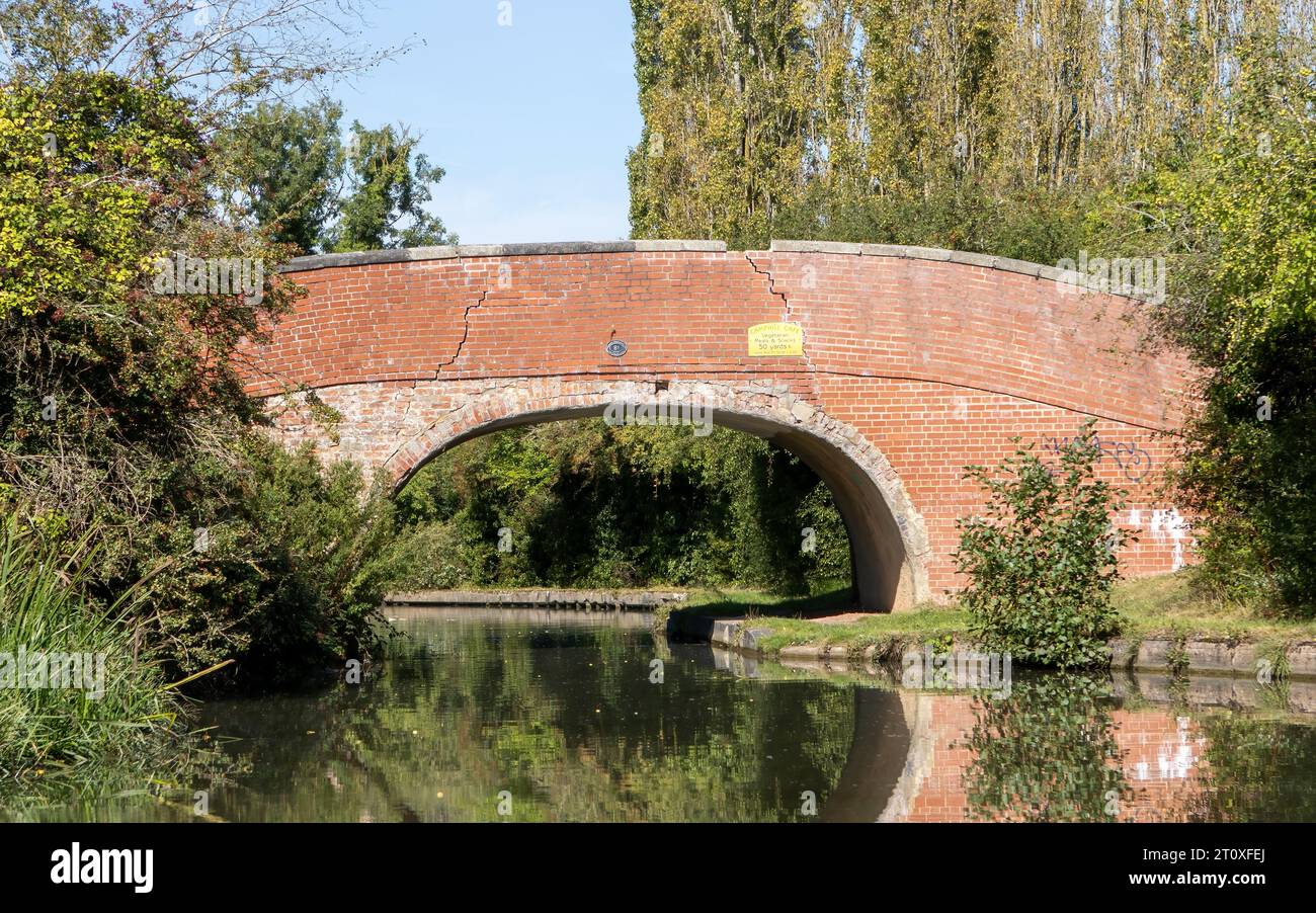 Il Grand Union Canal, Milton Keynes. Willen Bridge, numero 81, ora solo pedoni Foto Stock