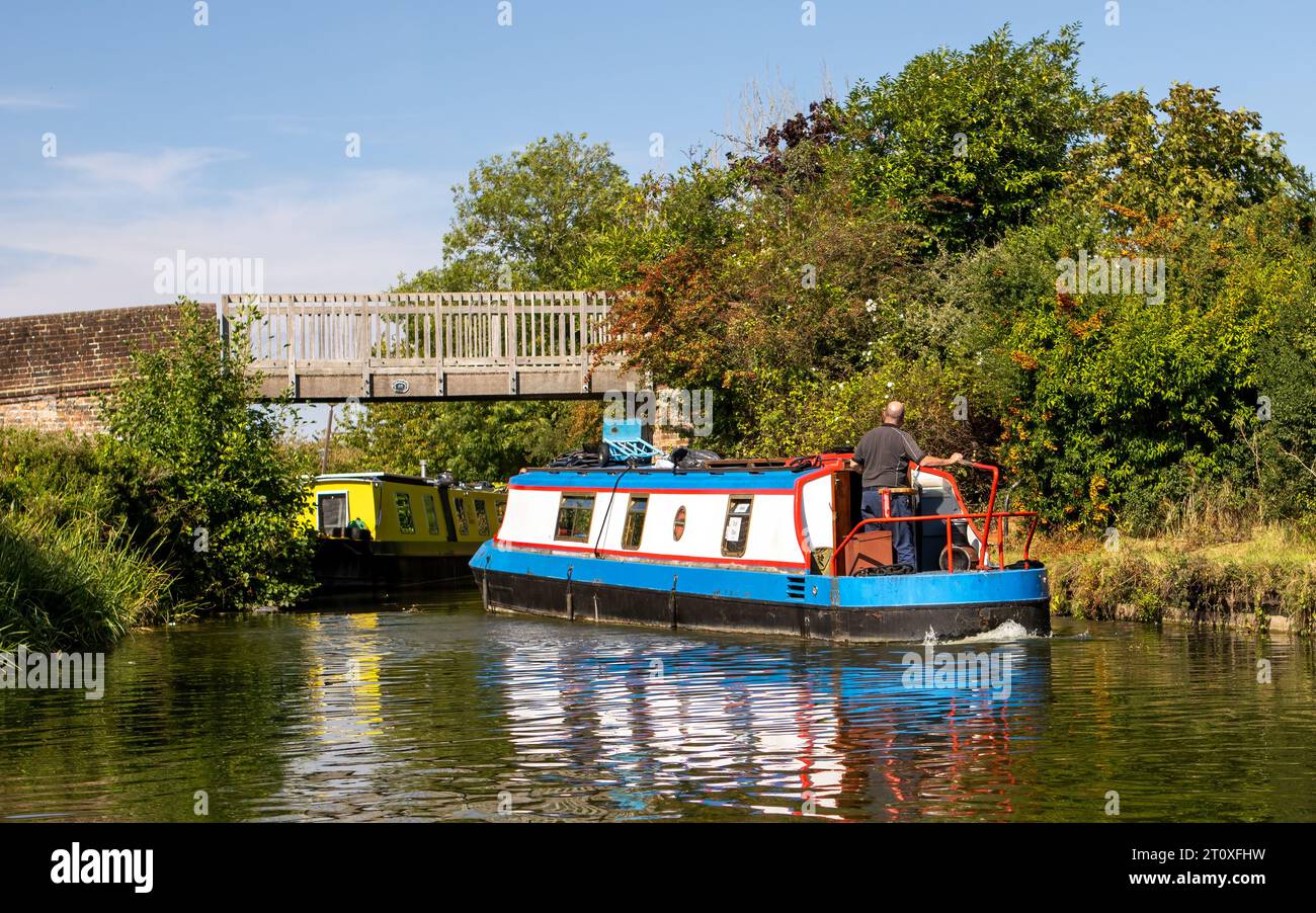 Il Grand Union Canal, Milton Keynes. Ponte n.. 78, riparato e sostituito, che porta i pedoni utilizzando il Sentiero nuziale sopra il canale Foto Stock