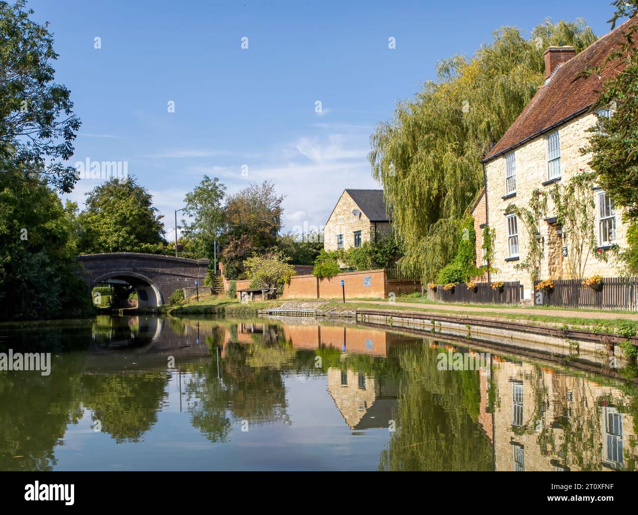 Il Grand Union Canal, Milton Keynes. Ponte n.. 77 Linford Wharf Bridge che porta Marsh Drive sul canale. Foto Stock