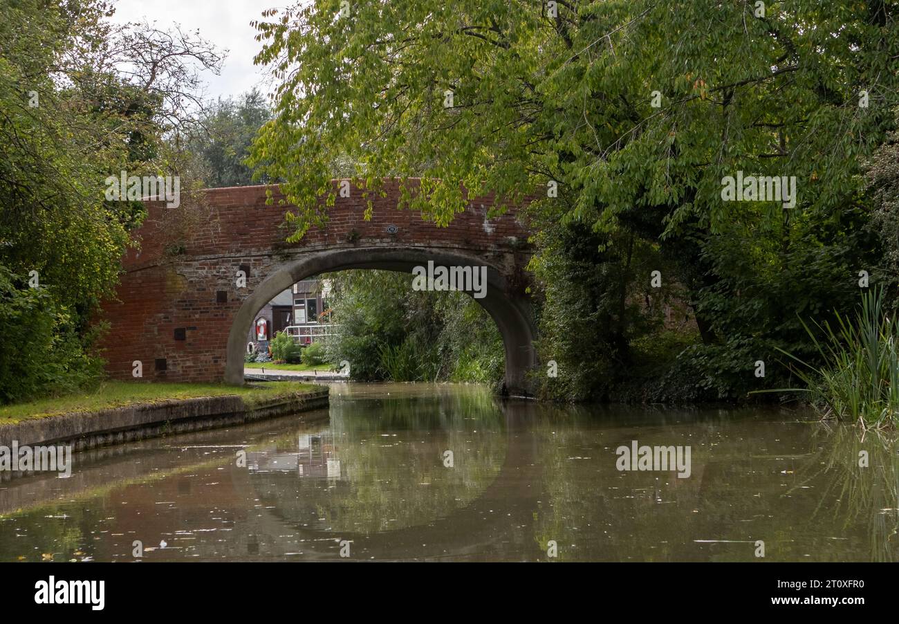 Il Grand Union Canal, Milton Keynes. Ponte numero 79 parte dell'infrastruttura originale un tempo era la strada tra Great Linford e Willen Foto Stock