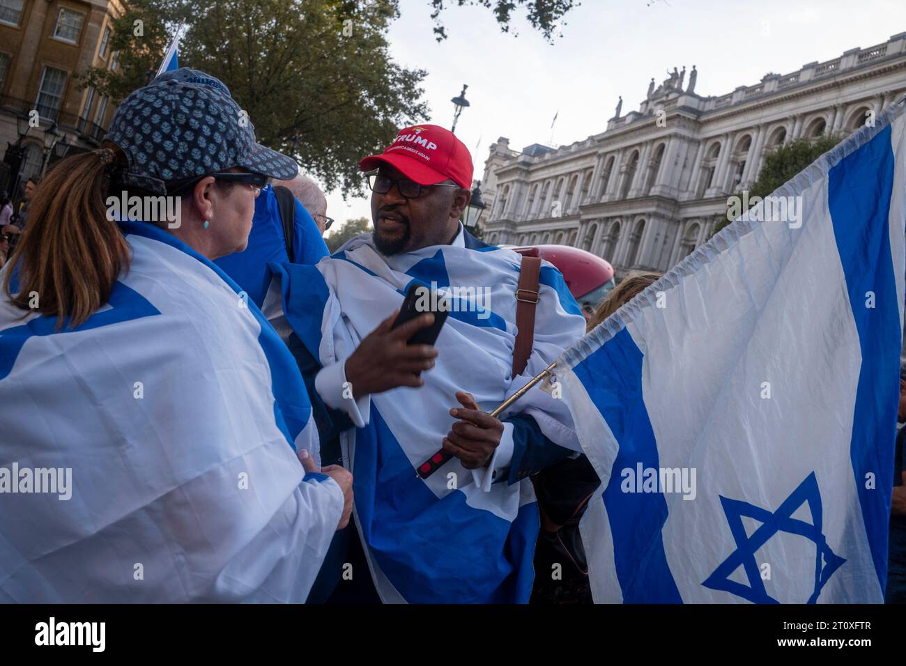 Whitehall, Londra. 9 ottobre 2023. Israel Vigil. Centinaia di persone si radunano a sostegno di Israele dopo il barbaro attacco di Hamas, sabato 7 ottobre 2023 durante un festival ebraico e lo Shabbat. Oltre 100 persone sono state prese in ostaggio e 260 giovani sono stati uccisi in un festival musicale nel deserto vicino al confine di Gaza con Israele. Crediti: Rena Pearl/Alamy Live News Foto Stock