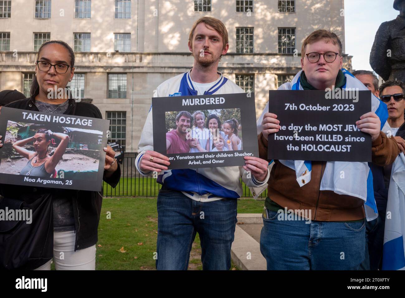 Whitehall, Londra. 9 ottobre 2023. Israel Vigil. Centinaia di persone si radunano a sostegno di Israele dopo il barbaro attacco di Hamas, sabato 7 ottobre 2023 durante un festival ebraico e lo Shabbat. Oltre 100 persone sono state prese in ostaggio e 260 giovani sono stati uccisi in un festival musicale nel deserto vicino al confine di Gaza con Israele. Crediti: Rena Pearl/Alamy Live News Foto Stock