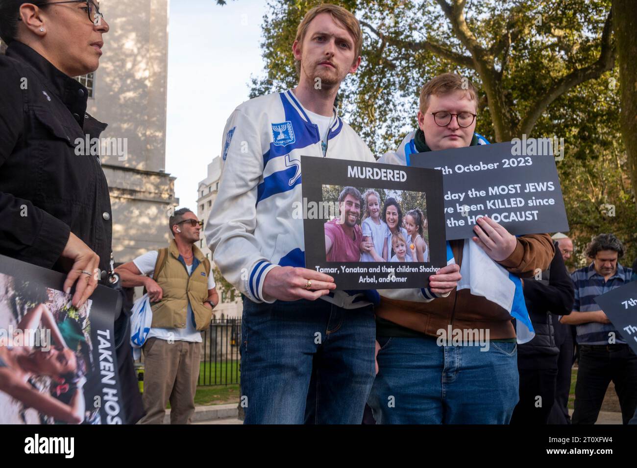 Whitehall, Londra. 9 ottobre 2023. Israel Vigil. Centinaia di persone si radunano a sostegno di Israele dopo il barbaro attacco di Hamas, sabato 7 ottobre 2023 durante un festival ebraico e lo Shabbat. Oltre 100 persone sono state prese in ostaggio e 260 giovani sono stati uccisi in un festival musicale nel deserto vicino al confine di Gaza con Israele. Crediti: Rena Pearl/Alamy Live News Foto Stock