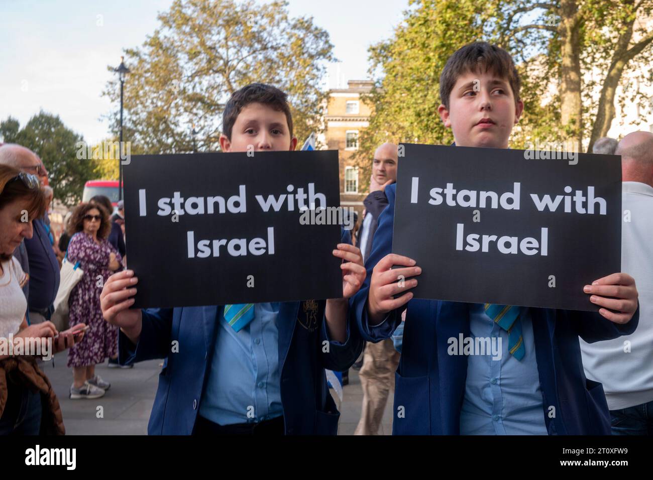 Whitehall, Londra. 9 ottobre 2023. Israel Vigil. Centinaia di persone si radunano a sostegno di Israele dopo il barbaro attacco di Hamas, sabato 7 ottobre 2023 durante un festival ebraico e lo Shabbat. Oltre 100 persone sono state prese in ostaggio e 260 giovani sono stati uccisi in un festival musicale nel deserto vicino al confine di Gaza con Israele. Crediti: Rena Pearl/Alamy Live News Foto Stock