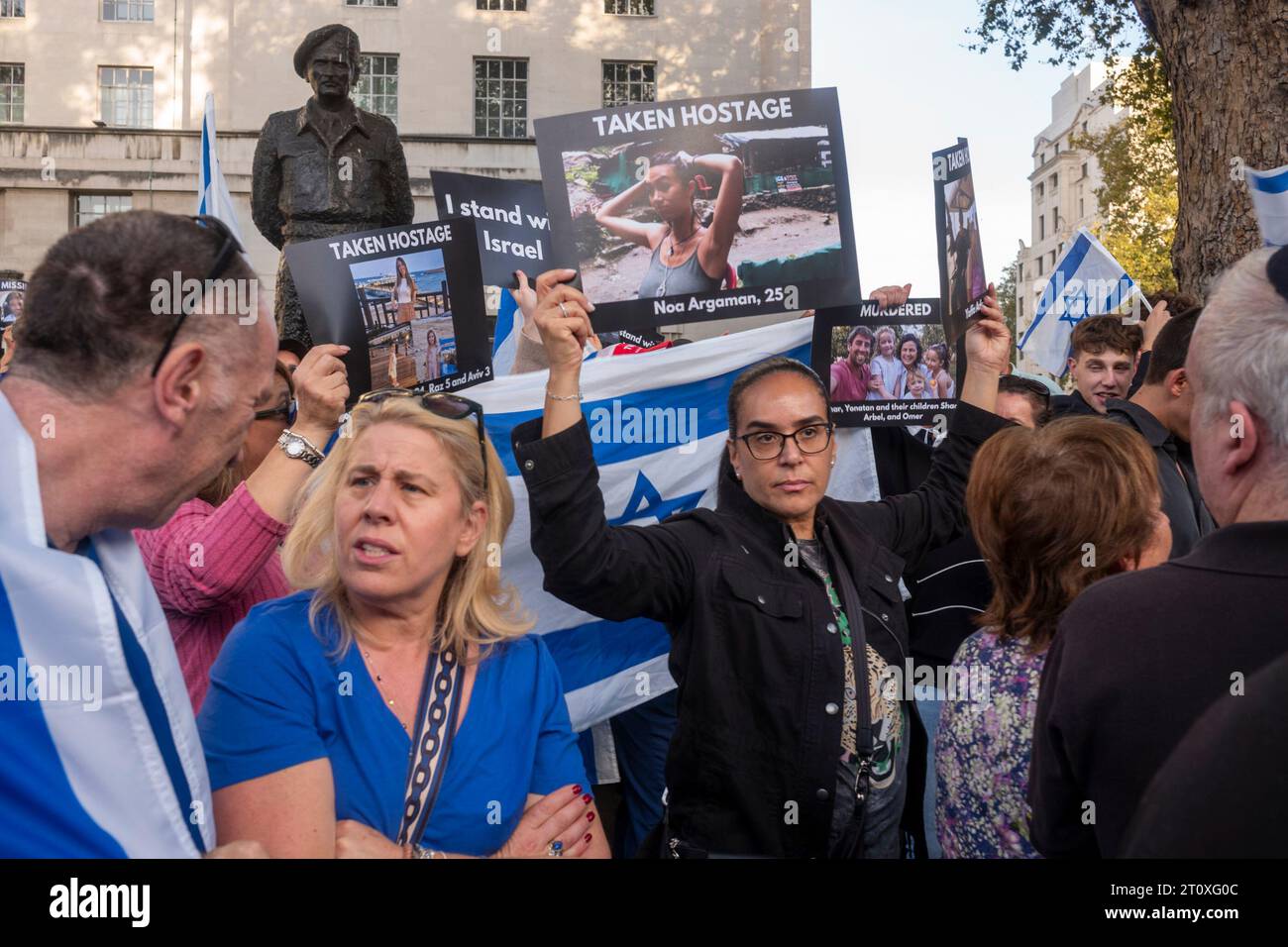 Whitehall, Londra. 9 ottobre 2023. Israel Vigil. Centinaia di persone si radunano a sostegno di Israele dopo il barbaro attacco di Hamas, sabato 7 ottobre 2023 durante un festival ebraico e lo Shabbat. Oltre 100 persone sono state prese in ostaggio e 260 giovani sono stati uccisi in un festival musicale nel deserto vicino al confine di Gaza con Israele. Crediti: Rena Pearl/Alamy Live News Foto Stock