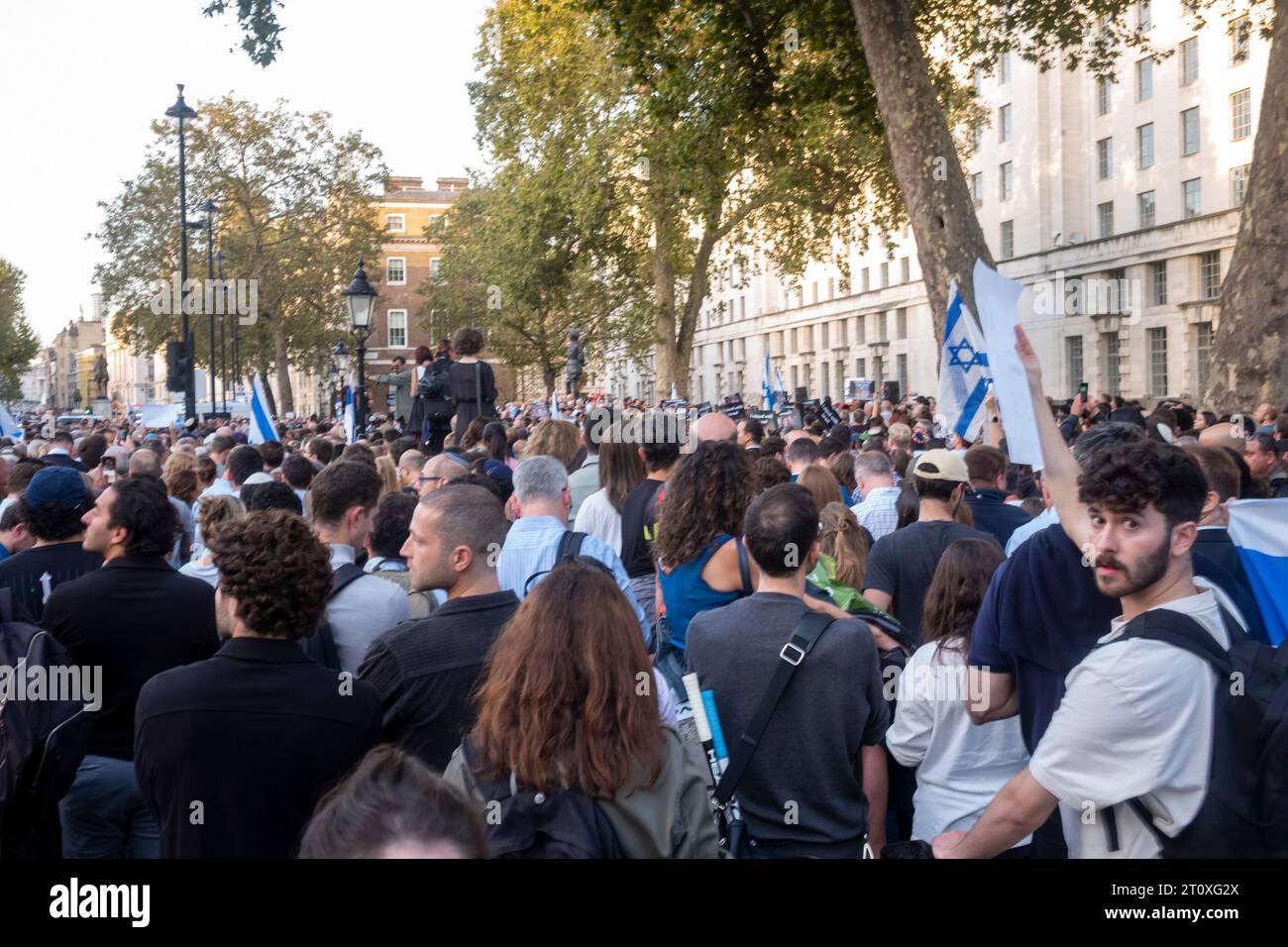 Whitehall, Londra. 9 ottobre 2023. Israel Vigil. Centinaia di persone si radunano a sostegno di Israele dopo il barbaro attacco di Hamas, sabato 7 ottobre 2023 durante un festival ebraico e lo Shabbat. Oltre 100 persone sono state prese in ostaggio e 260 giovani sono stati uccisi in un festival musicale nel deserto vicino al confine di Gaza con Israele. Crediti: Rena Pearl/Alamy Live News Foto Stock