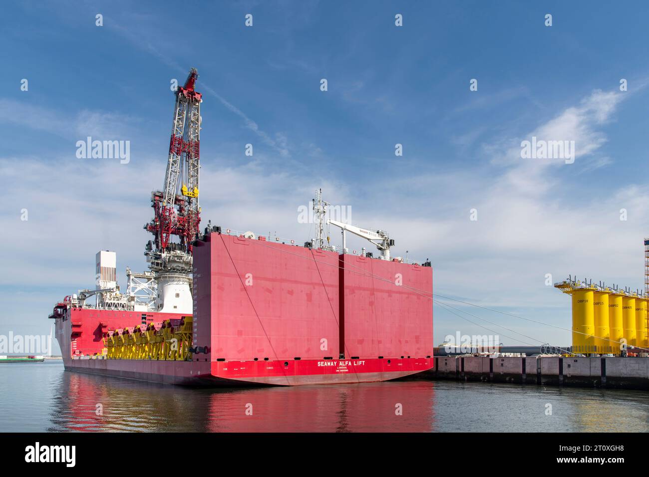 Rotterdam, Paesi Bassi-16 settembre 2023; nave gru pesante Seaway Alfa Lift per la costruzione offshore nel sito di produzione di tubolari d'acciaio Foto Stock