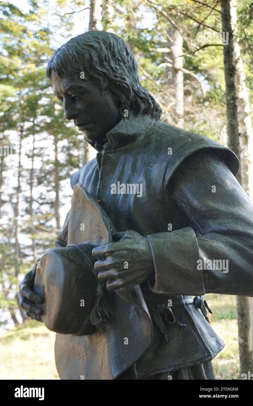 Statua di bronzo sul sentiero interpretativo che si affaccia sull'isola di St Croix, Maine Foto Stock