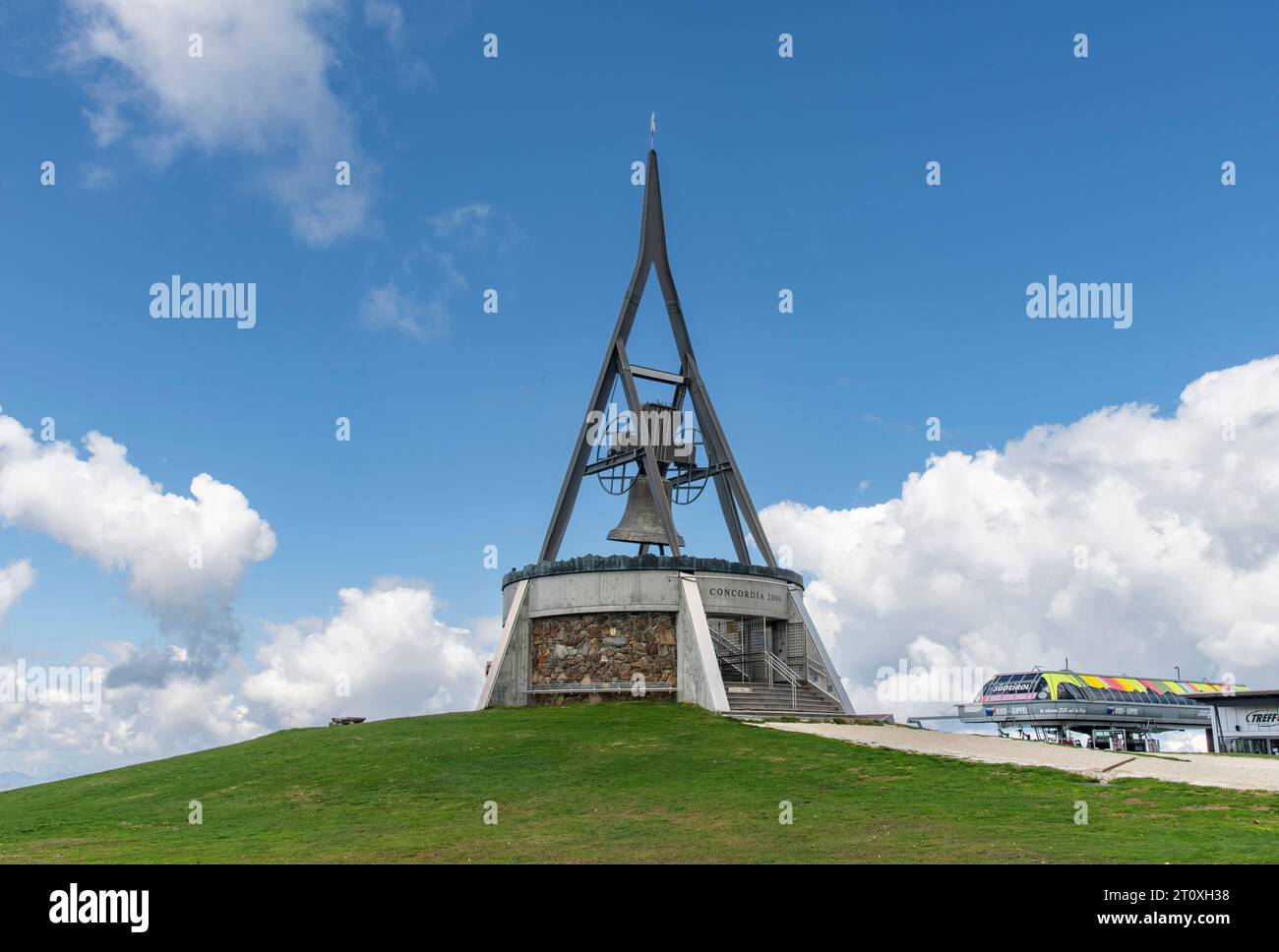 Plan de Corones, Italia - 14 giugno 2023; veduta da angelo basso della campana della pace della Concordia 2000 con piattaforma di osservazione sulla vetta del Plan de Corones in quota Foto Stock