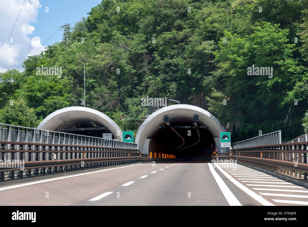 Ponte Gardene, Italia-13 giugno 2023; veduta del conducente sull'autostrada A22 con l'imminente tunnel di Trostburg verso il passo del Brennero Foto Stock